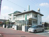 廣谷歯科全景(河川敷から)